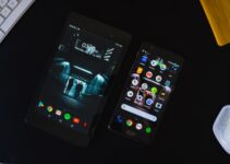 black android smartphone displaying home screen